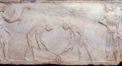 Antiikin Kreikan taide: Pallopeli lacrossella (nykyisen jääkiekon periaate). Matala kohokuvioinen veistos. Ateenan arkeologinen museo tekijältä Greek