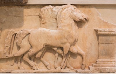 Neljä hevosta (quadriga) vetämässä vaunuja Siphniansin aarrekammion eteläfriisistä, rakennettu noin 530-480 eKr. (marmori) tekijältä Greek