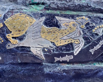 Kaiverrettu tikari kultaa, hopeaa, pronssia ja nielloa, Mycenaen ympyrän haudasta IV, Kreikka, Yksityiskohta: kissan jahtaavat lintuja, kultasepän taidetta, Mykeneen sivilisaatio tekijältä Greek School