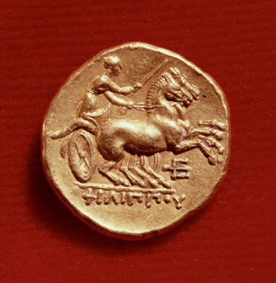 Makedonialaisen Filippoksen II:n (382-336 eKr.) kääntöpuoli, joka kuvaa vaununkuljettajaa, 356-336 eKr. (kulta) tekijältä Greek School