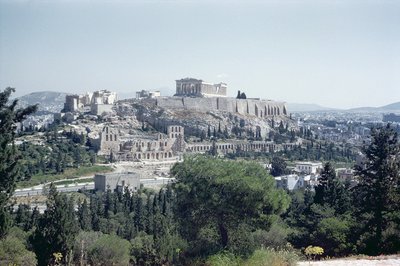 Näkymä länteen Akropolikselle, rakennettu noin 600 eKr.-450 eKr tekijältä Greek School