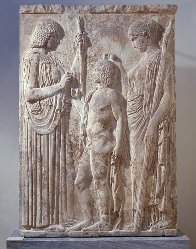 Marmorinen bareljeef, joka kuvaa Eleusiksen mysteerien kolmikkoa Persefonen, Demeterin ja Triptolemuksen kanssa, Eleusis tekijältä Greek School