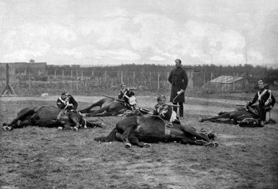 Neljännen Queens Own Hussars -tapojen seurue laskeutui ratsasta vuonna 1896. tekijältä Gregory and Co