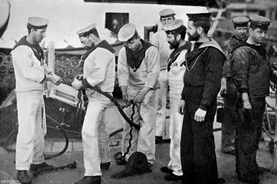Siniset takit töissä yhdistämässä köyttä taistelulaivalla HMS Majestic, 1896. tekijältä Gregory and Co