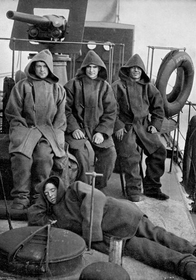 Torpedovenehävittäjän HMS Sturgeonin sinitakit, 1896 tekijältä Gregory and Co