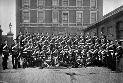 Lontoon Knightsbridgen kasarmin 1. henkivartioston aliupseerit, 1896. tekijältä Gregory and Co