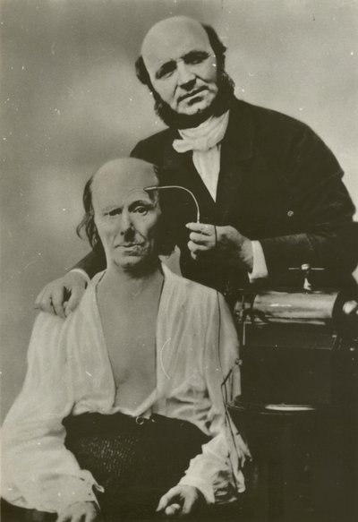 Ranskalainen neurologi Duchenne de Boulogne käyttää sähköfysiologista laitettaan vanhaan mieheen tekijältä Guillaume Benjamin Armand Duchenne de Boulogne