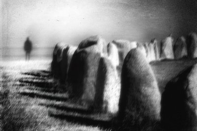 Salaperäinen kivikehämaisema tekijältä Gustav Davidsson