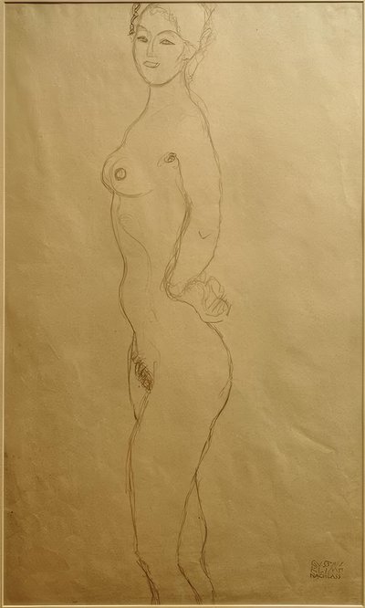 Nainen seisoo alasti vasemmalla, käsi kädessä... tekijältä Gustav Klimt