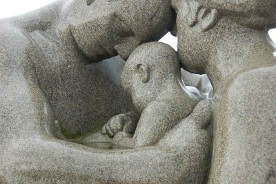 Veistoksia Vigelandin veistospuistossa (kuva) tekijältä Gustav Vigeland