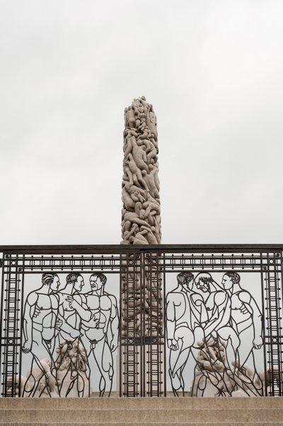 Takorautaportit" Naked Men" ja "People Monolith" graniitista Frogner Parkissa, Oslossa, Norjassa (kuva) tekijältä Gustav Vigeland