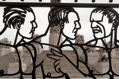 Takorautaportit alastomista miehistä veistos Frogner Parkissa, Oslossa, Norjassa (rauta) tekijältä Gustav Vigeland