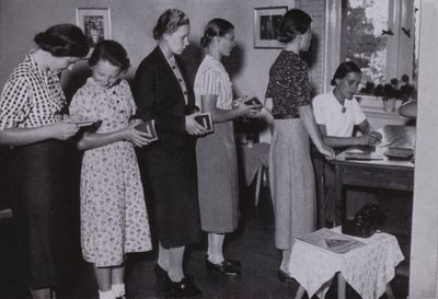 Nuoret naiset kolmannessa valtakunnassa: Wir Arbeitsmaid, We The Labour Maiden (m/v kuva) tekijältä Gustav von Estorff