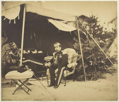 Upseerit istuvat teltassa, Camp de Châlons, 1857. tekijältä Gustave Le Gray
