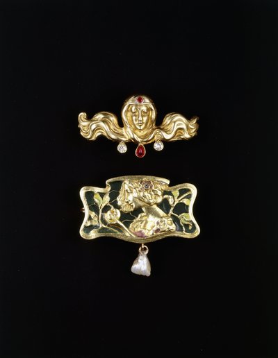 Gustave-Roger Sandozin jugend rintakoru ja jugend rintakorun muotoinen metallisetti, jossa on plique a jour ja helmipisara, kullanvärinen rintakoru ja jalokiviä, n. 1900 (kullanväriset rintakorut, jalokivet) tekijältä Gustave Roger Sandoz