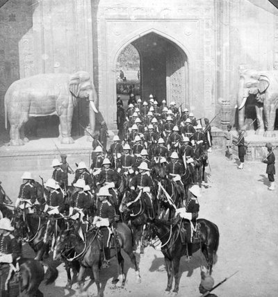 Kulkue kulkee Delhi Gaten läpi Lahoressa Pakistanissa, 1913. tekijältä H. D. Girdwood