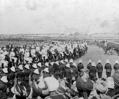 Keisarillinen kadettijoukot saattamassa majesteettinsa Durbar-areenalle, Delhi, Intia, 1903. tekijältä H. D. Girdwood