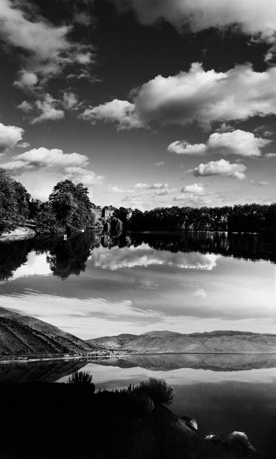 Maisema järvellä (s/w valokuva) tekijältä Hag Hag