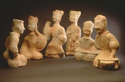 Ryhmä muusikoita, tanssijoita ja palvelijoita (terrakotta) tekijältä Han Dynasty Chinese School
