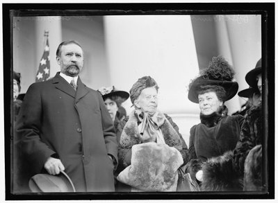 Miss Belva Ann Lockwood senaattori Southerlandin kanssa tekijältä Harris & Ewing