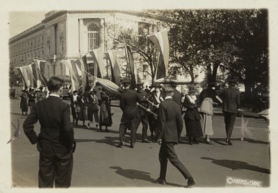 Poliisi takavarikoi suffragistien liput ennen kuin he saapuvat Yhdysvaltain senaattiin tekijältä Harris & Ewing