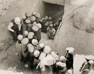 Tutankhamonin haudan sulkeminen, Kuninkaiden laakso, helmikuu 1923 (gelatiinihopeaprintti) tekijältä Harry Burton