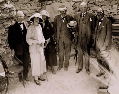 Howard Carter (1873-1939) ja joukko eurooppalaisia seisomassa Tutankhamonin haudan kaivausten vieressä Kuninkaiden laaksossa (gelatiinihopeaprintti) tekijältä Harry Burton