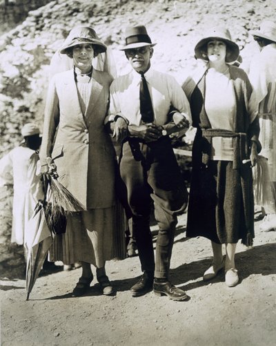 L to R: Lady Somerleyton, eversti Watson Pasha ja Hon. Lady Alexander Tutankhamonin haudalla, Kuninkaiden laaksossa tekijältä Harry Burton