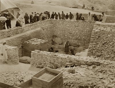 Lordi Carnarvon (1866-1923) Lady Evelyn Herbert ja Howard Carter (1873-1939) Tutankhamonin haudalla, Kuninkaiden laaksossa (gelatiinihopeaprintti) tekijältä Harry Burton