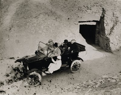 Lordi Carnarvonin ensimmäinen vierailu Kuninkaiden laaksoon: Lordi Carnarvon (1866-1923) ja juhlat autossa tekijältä Harry Burton