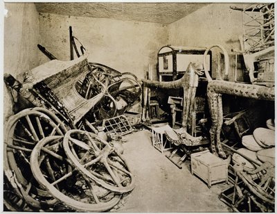 Näkymä Tutankhamonin haudan etuhuoneesta etelään, Kuninkaiden laakso, marraskuu 1922 (gelatiinihopeaprintti) tekijältä Harry Burton