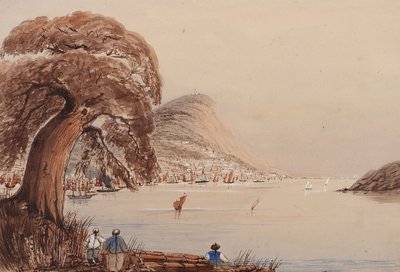 Näkymä rannikkokaupunkiin, jossa etualalla puu ja hahmoja tekijältä Harry Edmond Edgell