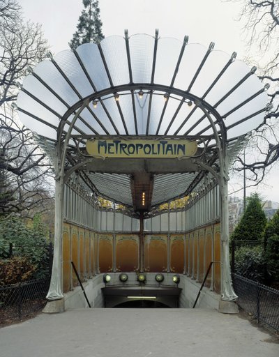 Art nouveau -arkkitehtuuri: sisäänkäynti Porte Dauphine -metroasemalle Pariisissa. Suunnitellut arkkitehti Hector Guimard (1867-1942). DR tekijältä Hector Guimard
