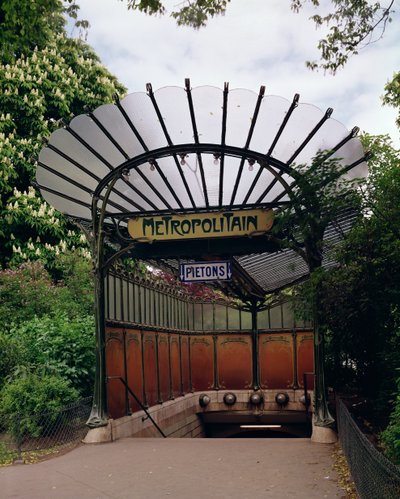 Hector Guimardin (1867-1942) suunnitteleman Porte Dauphine -metron sisäänkäynti. tekijältä Hector Guimard