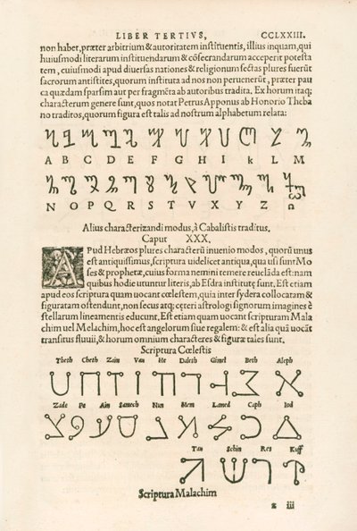 Theban aakkoset (kunniaaakkoset tai Honoriuksen riimut) ja taivaalliset aakkoset (Scriptura Malachim tai enkelikirjoitus) Kaiverrus Heinrich Cornelius Agrippa von Nettesheimilta (1486-1535) De occul tekijältä Heinrich Cornelius Agrippa von Nettesheim