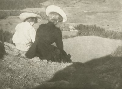 Fields in Birgitz (Hans ja Mary istuvat), n. 1908 (bikromaattiprintti) tekijältä Heinrich Kuhn