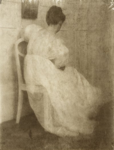 Mary Warner valkoisella tuolilla, n.1910 (kumibikromaatti platinapainossa). tekijältä Heinrich Kuhn