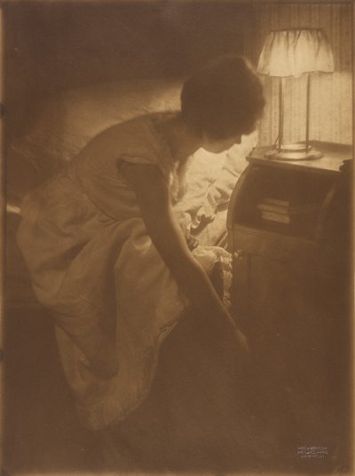 Neiti Mary [Warner] yöpöydässään tekijältä Heinrich Kuhn