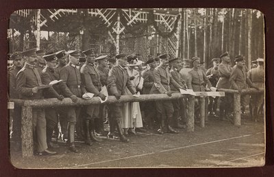 Ensimmäinen maailmansota: "Ukraina vuosina 1914-1916 Saksan armeijan hyökkäyksen aikana. Ryhmä sotilaita (m/v kuva) tekijältä Heldenfriedhof Dsessentniki (attr. to)