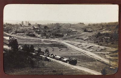 Ensimmäinen maailmansota: "Ukraina vuosina 1914-1916 Saksan armeijan hyökkäyksen aikana. Tavarajuna (m/v kuva) tekijältä Heldenfriedhof Dsessentniki (attr. to)