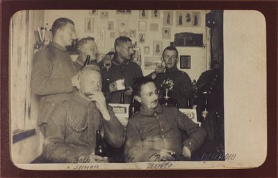 Ensimmäinen maailmansota: "Ukraina vuosina 1914-1916 Saksan armeijan hyökkäyksen aikana. Ryhmä sotilaita lepoaikana (m/w kuva) tekijältä Heldenfriedhof Dsessentniki (attr. to)