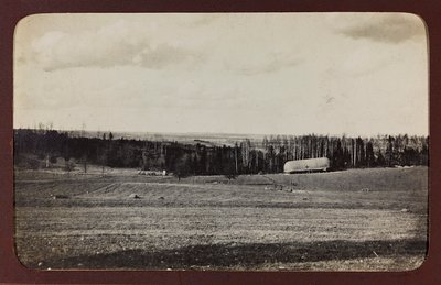 Ensimmäinen maailmansota: "Ukraina vuosina 1914-1916 Saksan armeijan hyökkäyksen aikana. Sotilaallinen rakennelma maaseudulla (m/w kuva) tekijältä Heldenfriedhof Dsessentniki (attr. to)