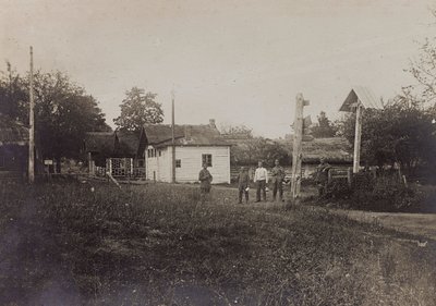 Ensimmäinen maailmansota: "Ukraina vuosina 1914-1916 Saksan armeijan hyökkäyksen aikana. Country Road (m/w kuva) tekijältä Heldenfriedhof Dsessentniki (attr. to)