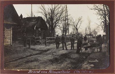 Ensimmäinen maailmansota: "Ukraina vuosina 1914-1916 Saksan armeijan hyökkäyksen aikana. Armeija haavoittuneena (m/w kuva) tekijältä Heldenfriedhof Dsessentniki (attr. to)