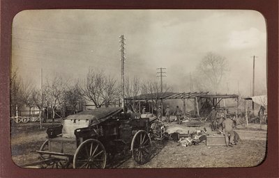 Ensimmäinen maailmansota: "Ukraina vuosina 1914-1916 Saksan armeijan hyökkäyksen aikana. Armeija pommi-iskupaikalla (m/w kuva) tekijältä Heldenfriedhof Dsessentniki (attr. to)