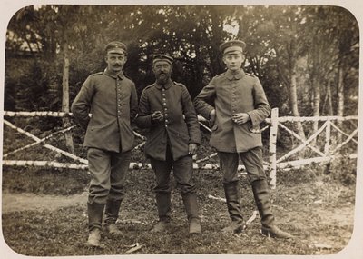 Ensimmäinen maailmansota: "Ukraina vuosina 1914-1916 Saksan armeijan hyökkäyksen aikana. Ryhmä sotilaita (m/v kuva) tekijältä Heldenfriedhof Dsessentniki (attr. to)