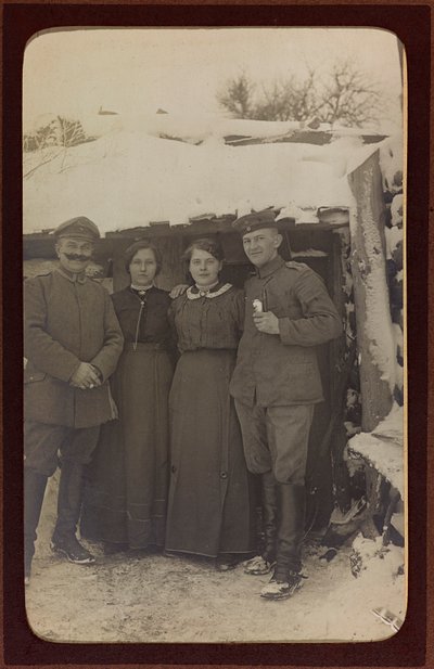 Ensimmäinen maailmansota: "Ukraina vuosina 1914-1916 Saksan armeijan hyökkäyksen aikana. Ryhmän muotokuva (m/w kuva) tekijältä Heldenfriedhof Dsessentniki (attr. to)