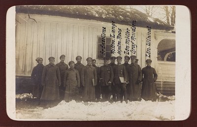 Ensimmäinen maailmansota: "Ukraina vuosina 1914-1916 Saksan armeijan hyökkäyksen aikana. Ryhmä sotilaita (m/v kuva) tekijältä Heldenfriedhof Dsessentniki (attr. to)