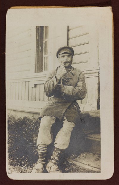 Ensimmäinen maailmansota: "Ukraina vuosina 1914-1916 Saksan armeijan hyökkäyksen aikana. Miehen muotokuva (m/w kuva) tekijältä Heldenfriedhof Dsessentniki (attr. to)