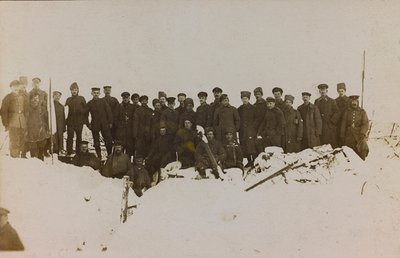 Ensimmäinen maailmansota: "Ukraina vuosina 1914-1916 Saksan armeijan hyökkäyksen aikana. Ryhmä sotilaita (m/v kuva) tekijältä Heldenfriedhof Dsessentniki (attr. to)